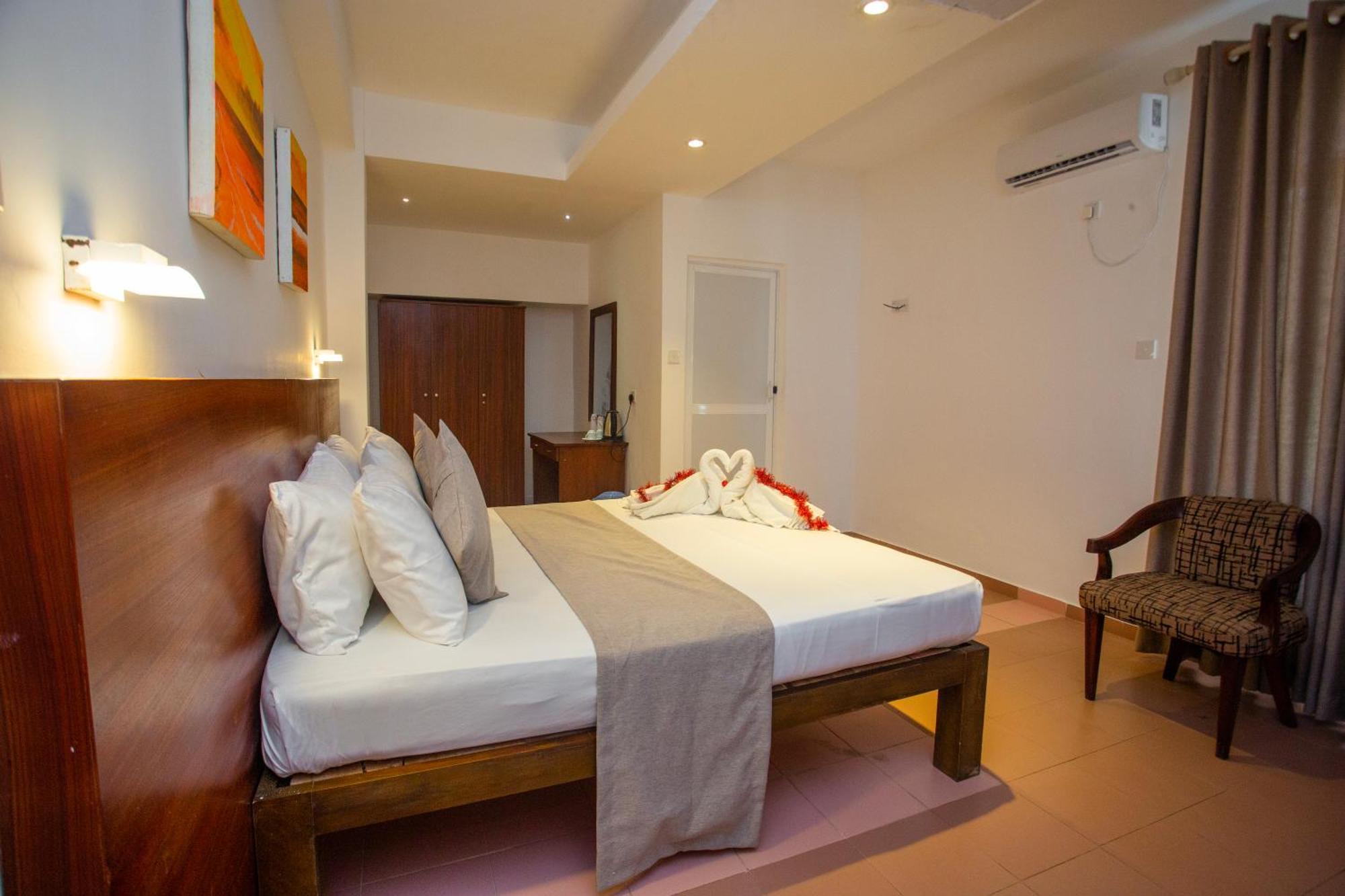 Hotel Lucky Seven Hikkaduwa Esterno foto