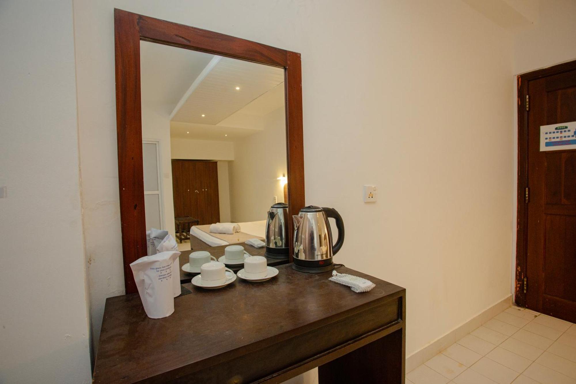 Hotel Lucky Seven Hikkaduwa Esterno foto