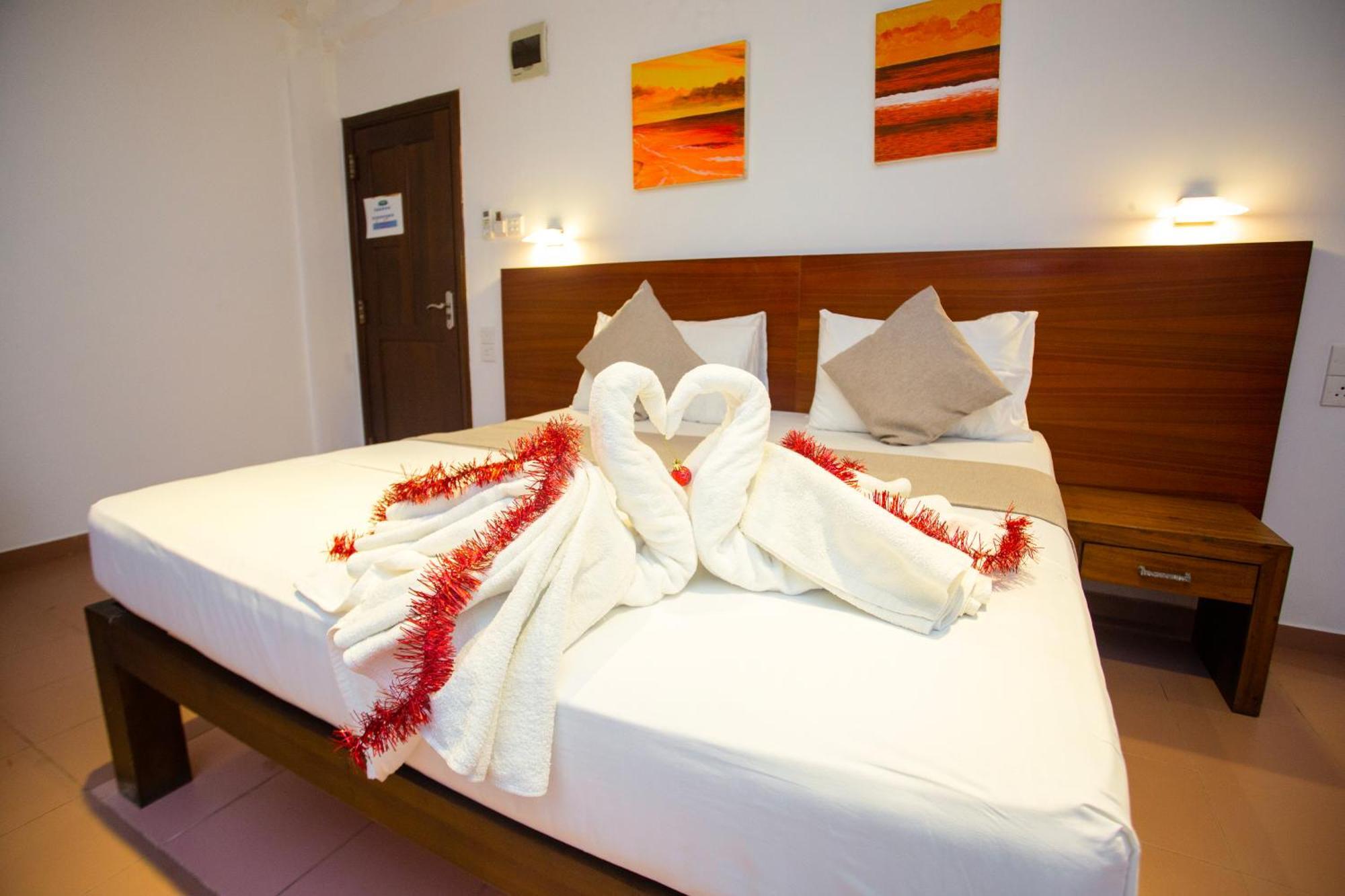 Hotel Lucky Seven Hikkaduwa Esterno foto