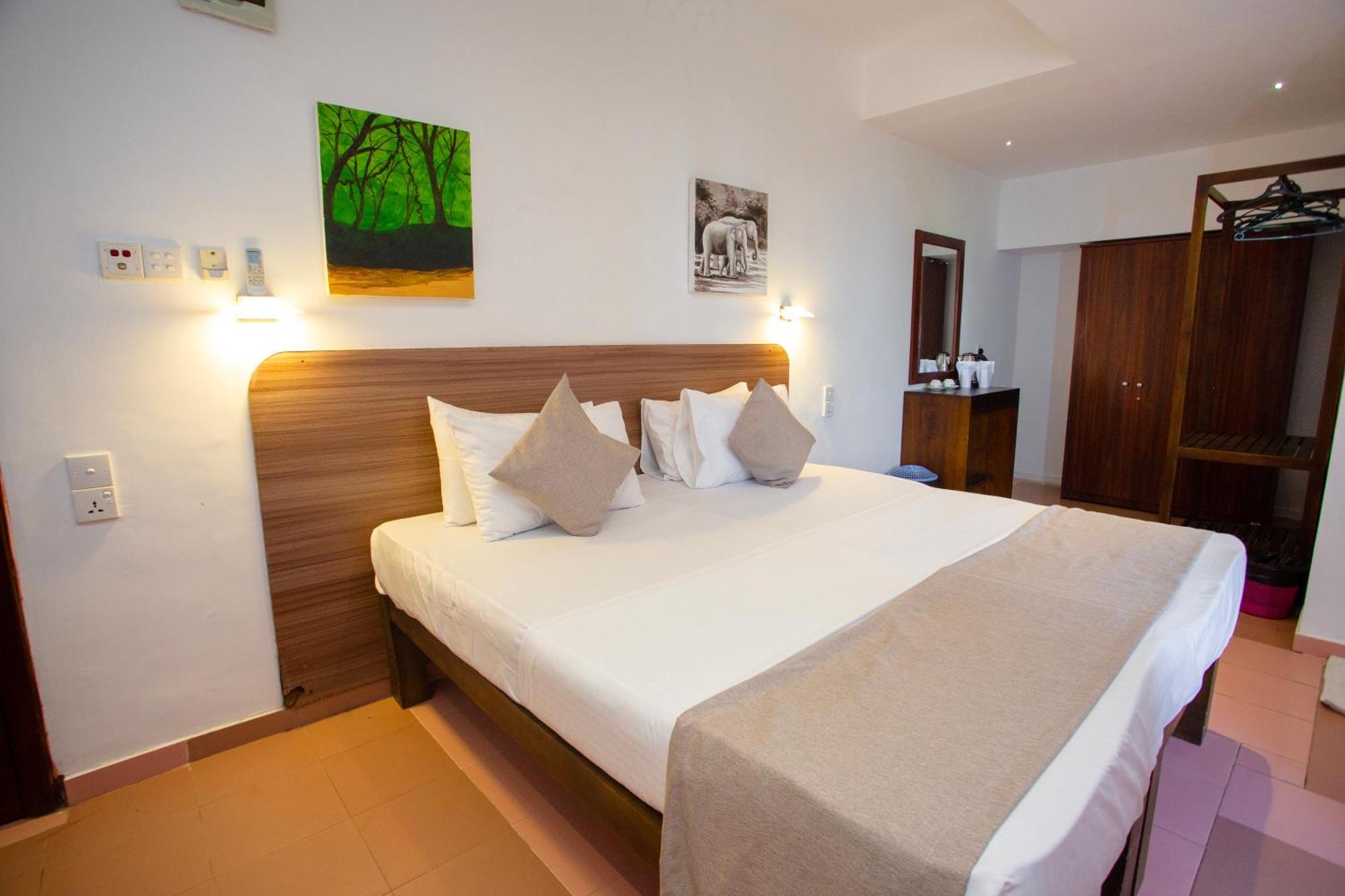 Hotel Lucky Seven Hikkaduwa Esterno foto