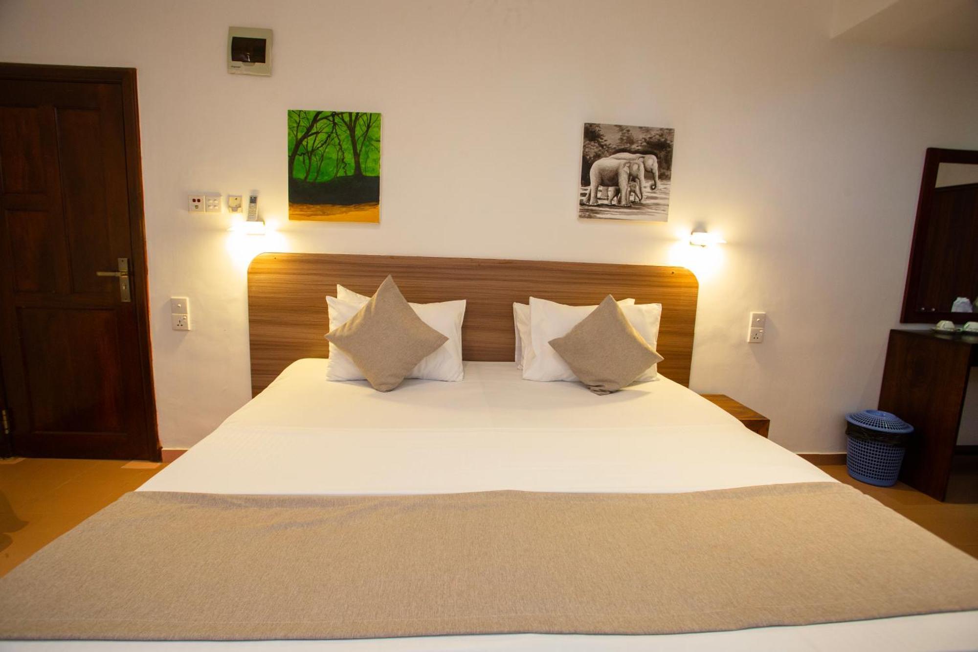 Hotel Lucky Seven Hikkaduwa Esterno foto