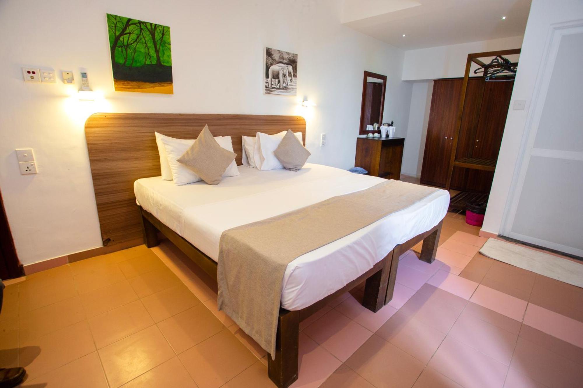Hotel Lucky Seven Hikkaduwa Esterno foto